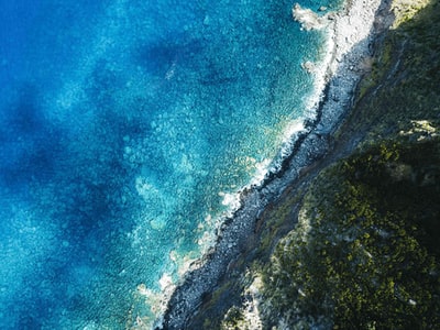 白天海滨鸟瞰图